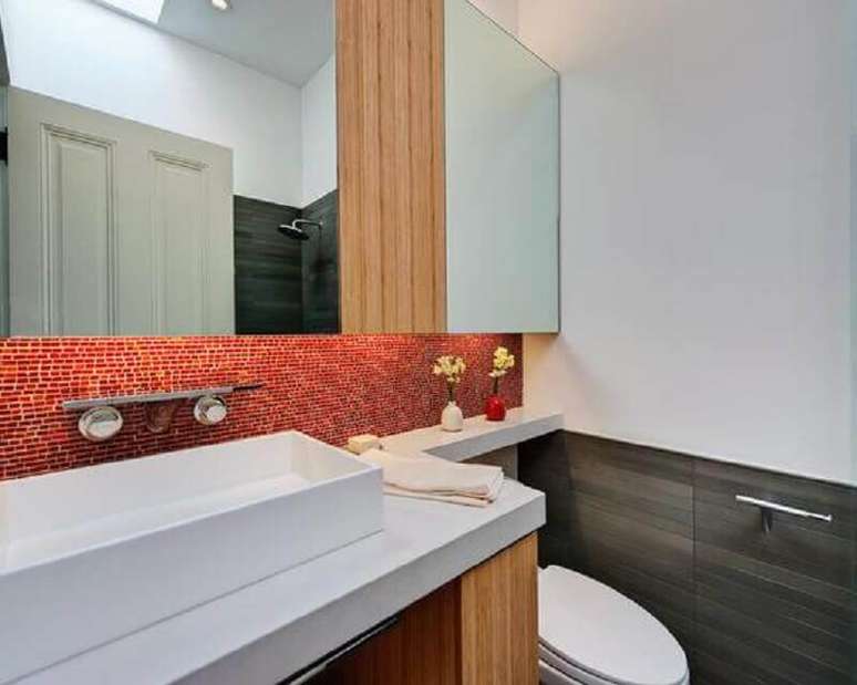 30. Decoração de banheiro com pastilha vermelha na parede da bancada – Foto: Pinterest