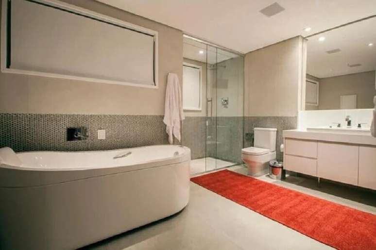 32. Decora&ccedil;&atilde;o de banheiro branco com tapete vermelho &ndash; Foto: Deborah Basso