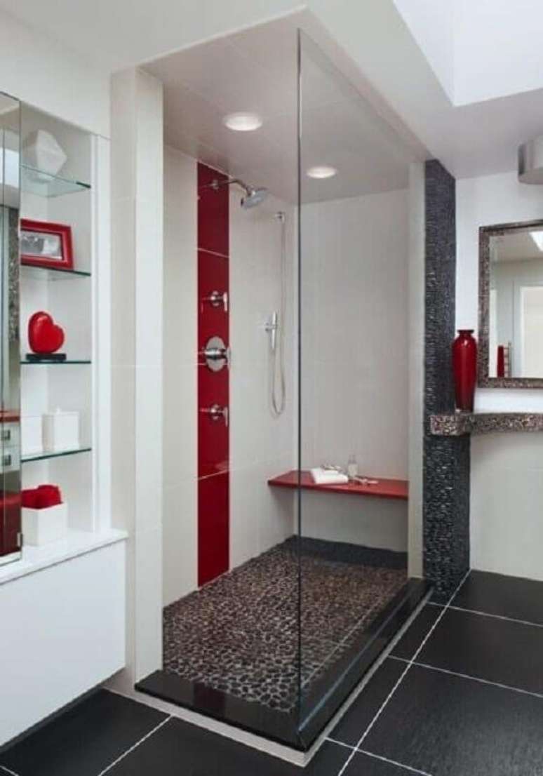 37. Banheiro vermelho e branco amplo decorado com prateleiras de vidro – Foto: Pinterest