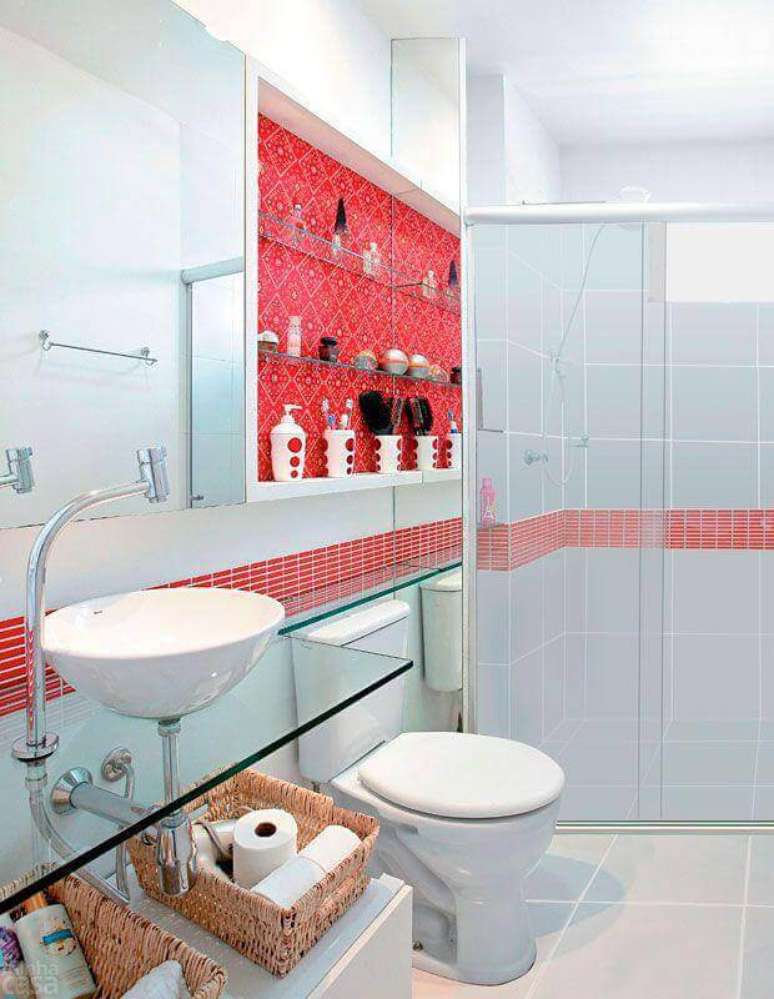 5. Decoração de banheiro vermelho e branco com bancada de vidro – Foto: Emme Interiores