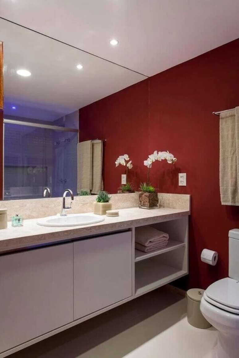 38. Gabinete planejado para decoração de banheiro vermelho e branco – Foto: Casa de Valentina