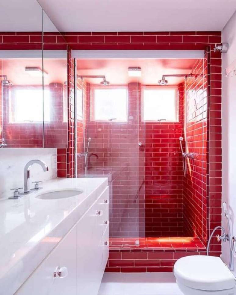 39. Decoração de banheiro vermelho e branco com revestimento vermelho apenas na área do box – Foto: Casa de Valentina