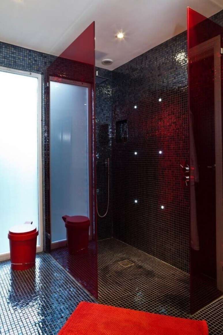 40. Decoração moderna para banheiro vermelho e preto – Foto: Boutique Homes