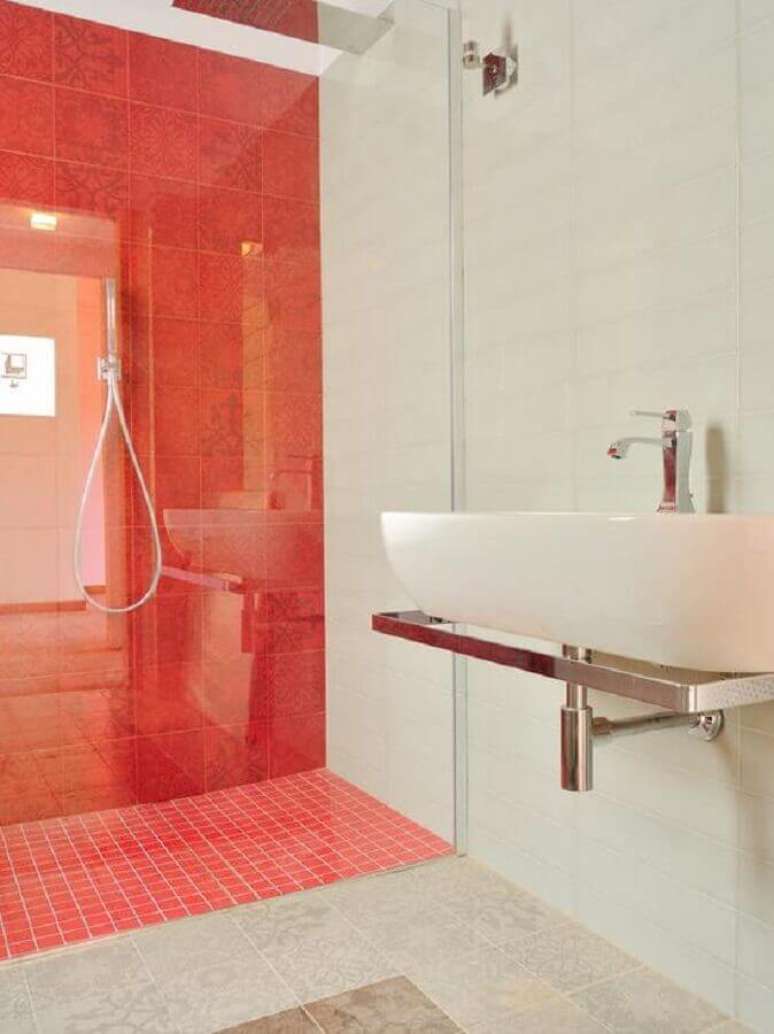 41. Decoração simples para banheiro vermelho e branco – Foto: Houzz