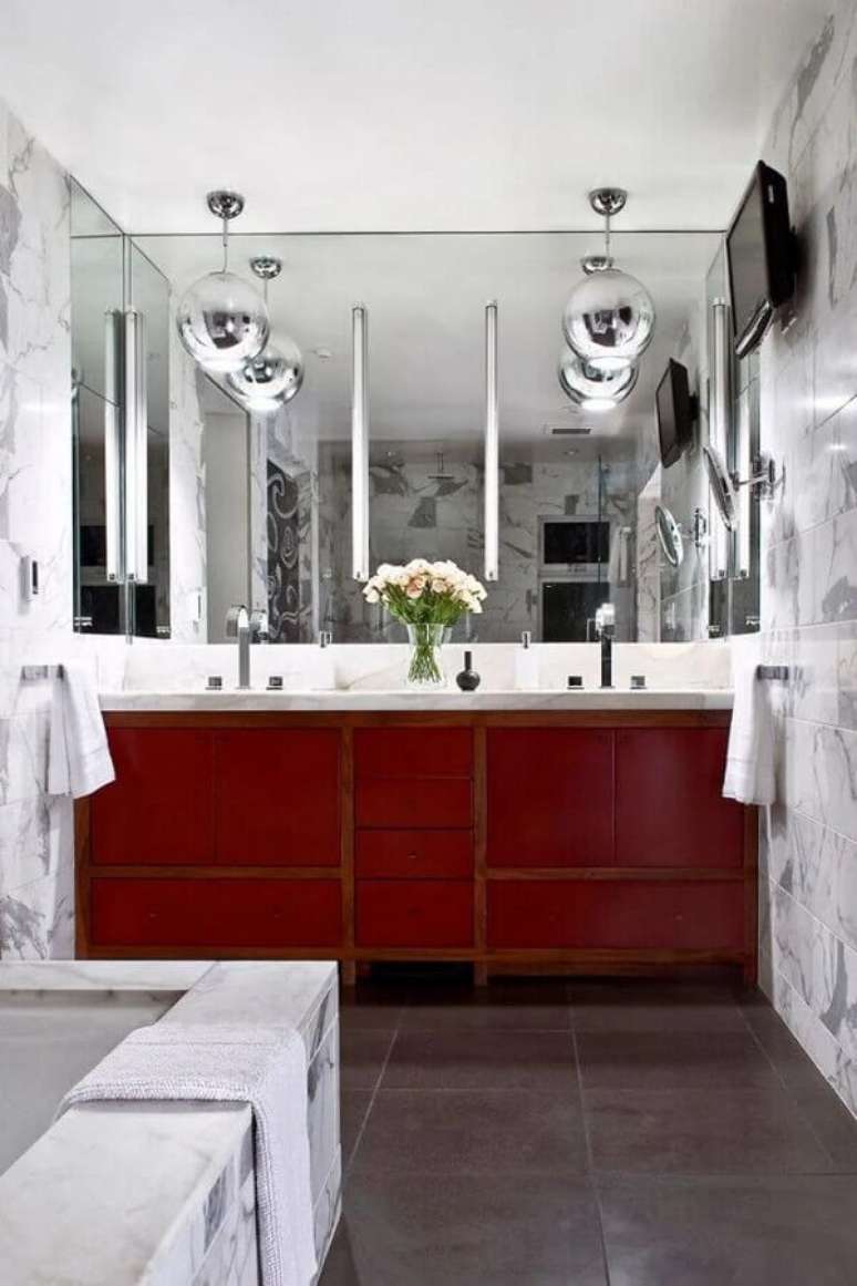 42. Decoração moderna com gabinete para banheiro vermelho e pendentes redondos cromados – Foto: Apartment Therapy