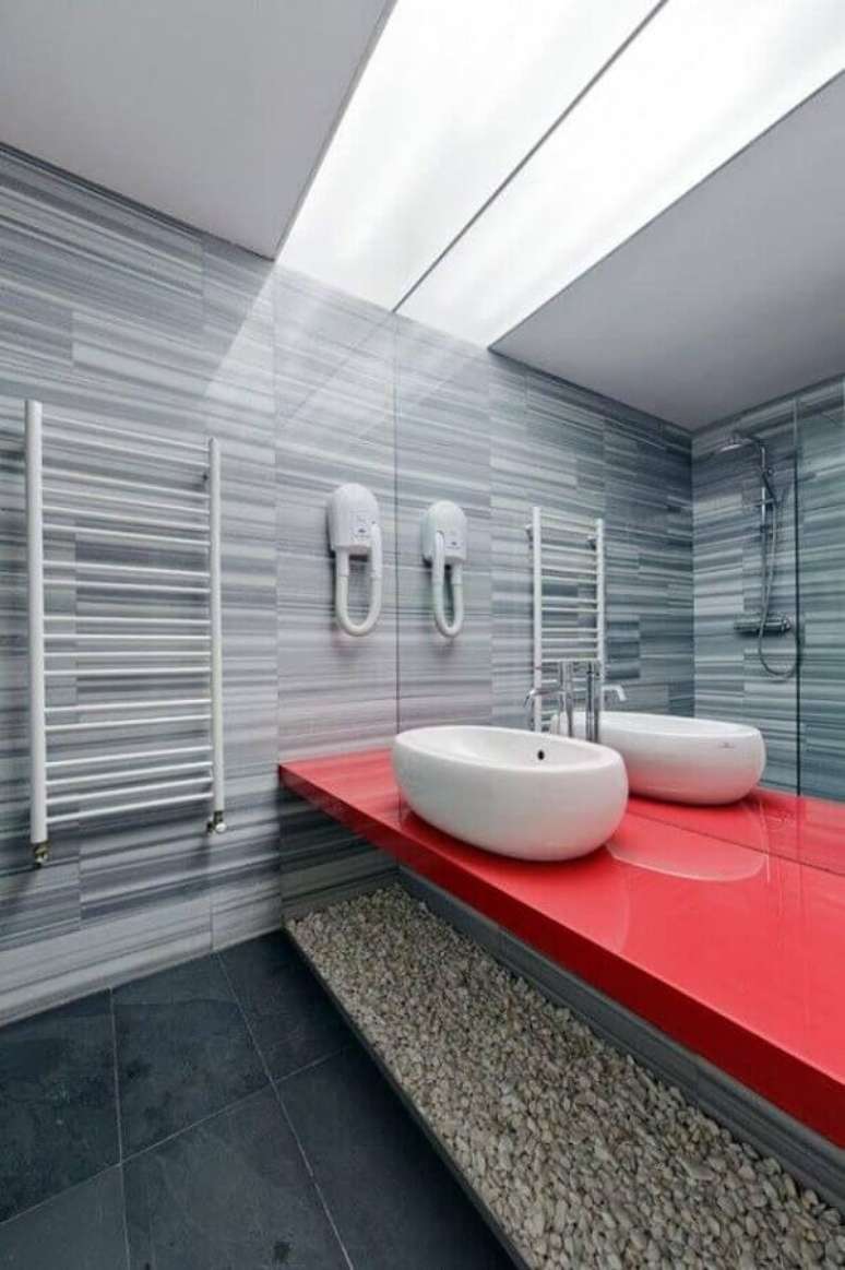 6. Decoração moderna com bancada de banheiro vermelha – Foto: Architizer