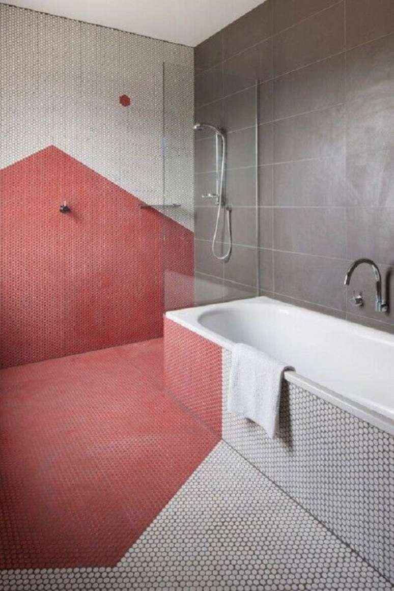 44. Decoração moderna para banheiro vermelho e cinza com pastilhas hexagonais – Foto: Futurist Architecture