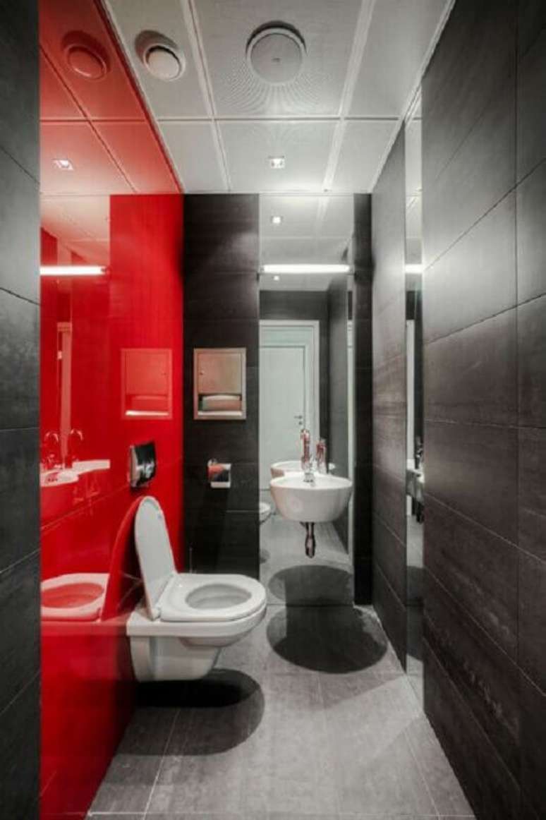 45. Decoração moderna de banheiro vermelho e cinza pequeno – Foto: Pinterest