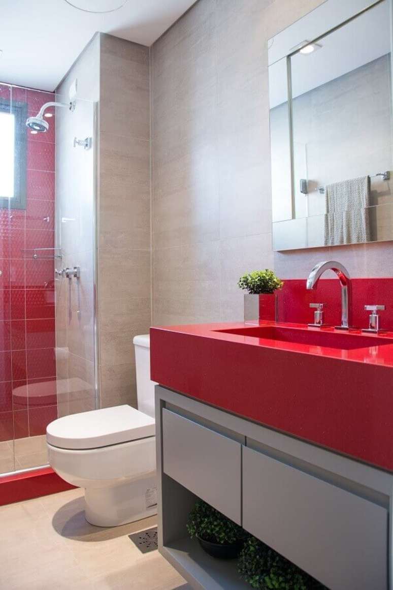 47. Banheiro vermelho decorado com gabinete planejado e espelho bisotado – Foto: Homify