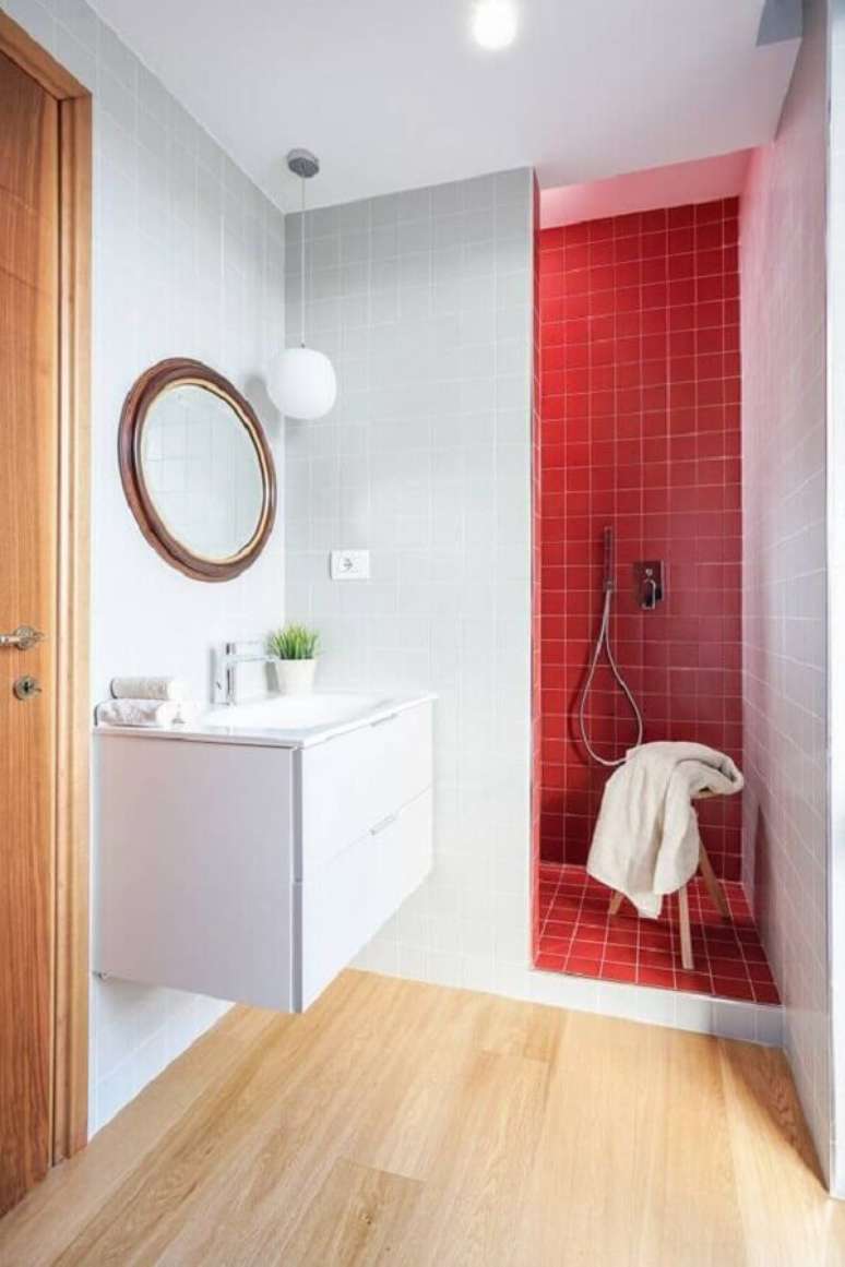 49. Decoração simples para banheiro vermelho e branco com espelho redondo – Foto: Homify
