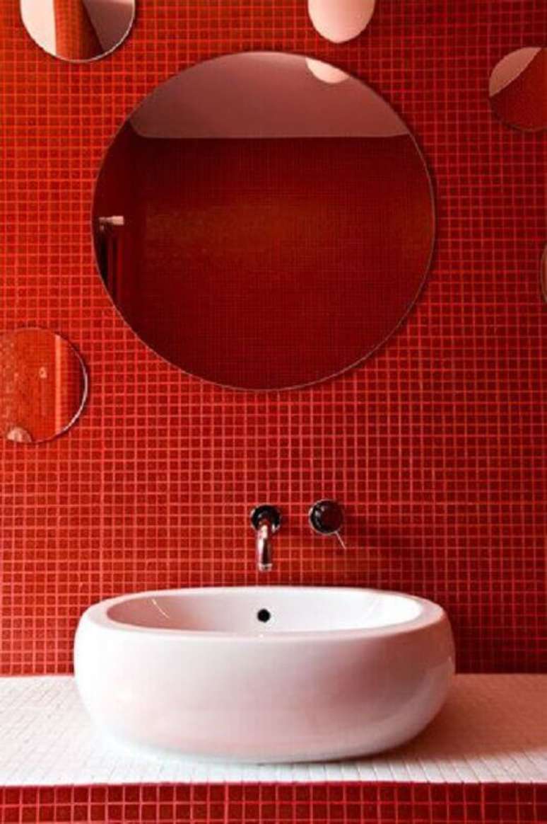 50. Espelho redondo sem moldura para decoração de banheiro com pastilha vermelha – Foto: Homedit