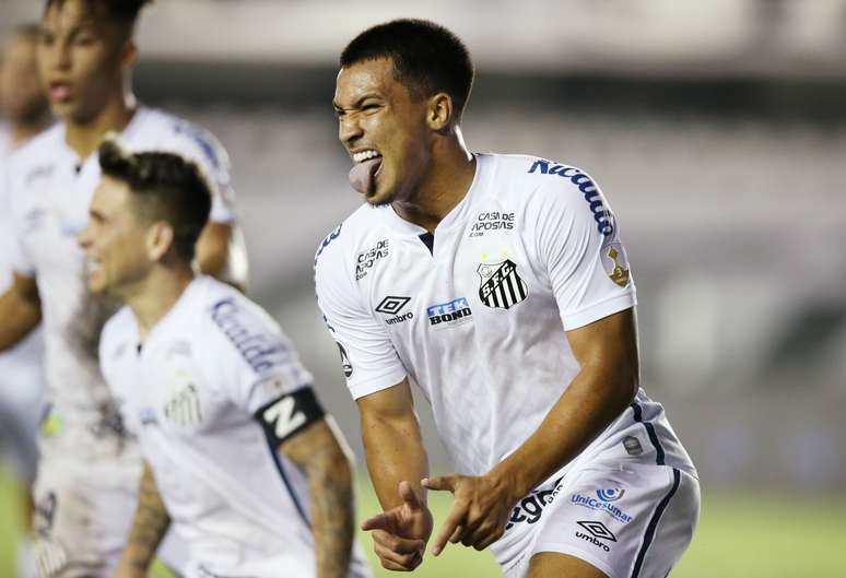 Santos vence Defensa y Justicia de virada e termina invicto a fase de grupos