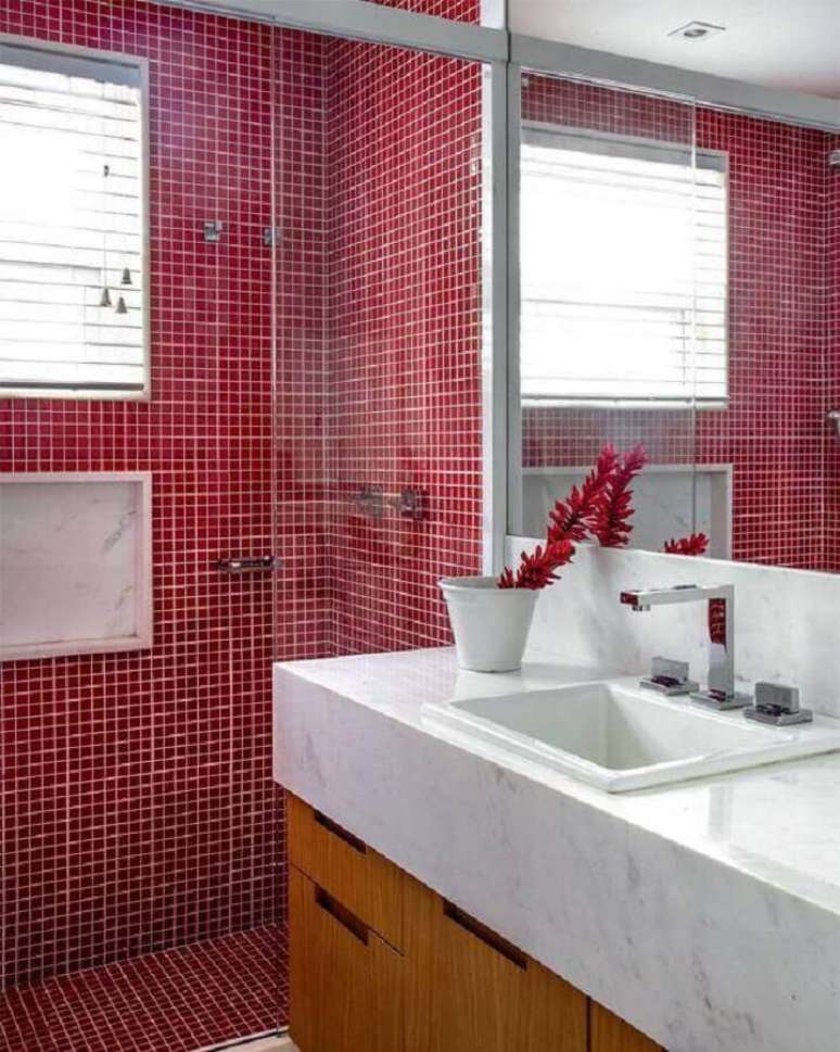 51. Banheiro com pastilha vermelha na área do box e bancada de mármore – Foto: Home Fashion Trend
