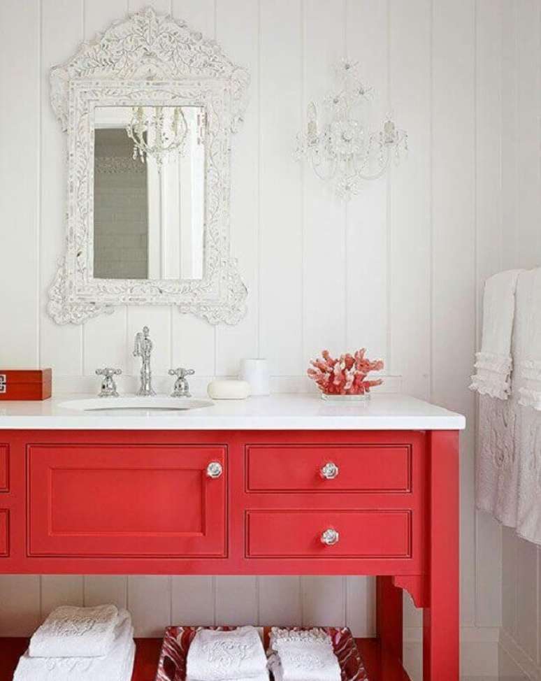 52. Gabinete para banheiro vermelho com estilo clássico – Foto: Better Homes