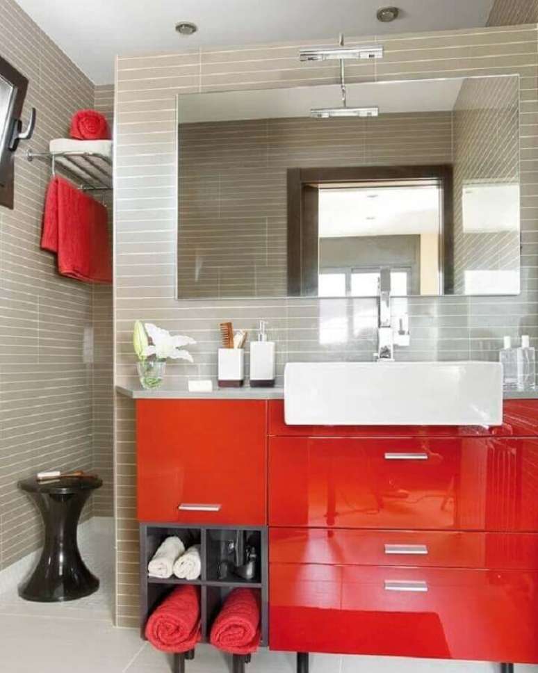 53. Decoração moderna com armário de banheiro vermelho e revestimento cinza – Foto: Mi Casa Revista