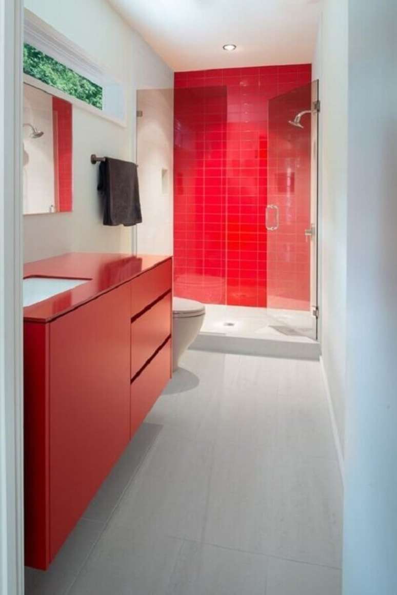 54. Decoração simples para banheiro vermelho e branco com box de vidro – Foto: Dwell