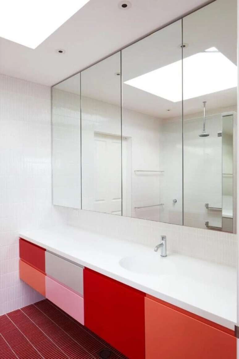 55. Gabinete para banheiro vermelho com portas em várias tonalidades – Foto: Pinterest
