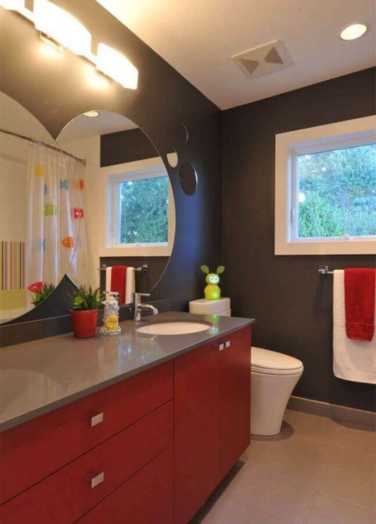 56. Decora&ccedil;&atilde;o com paredes cinza e gabinete para banheiro vermelho &ndash; Foto: Apartment Therapy