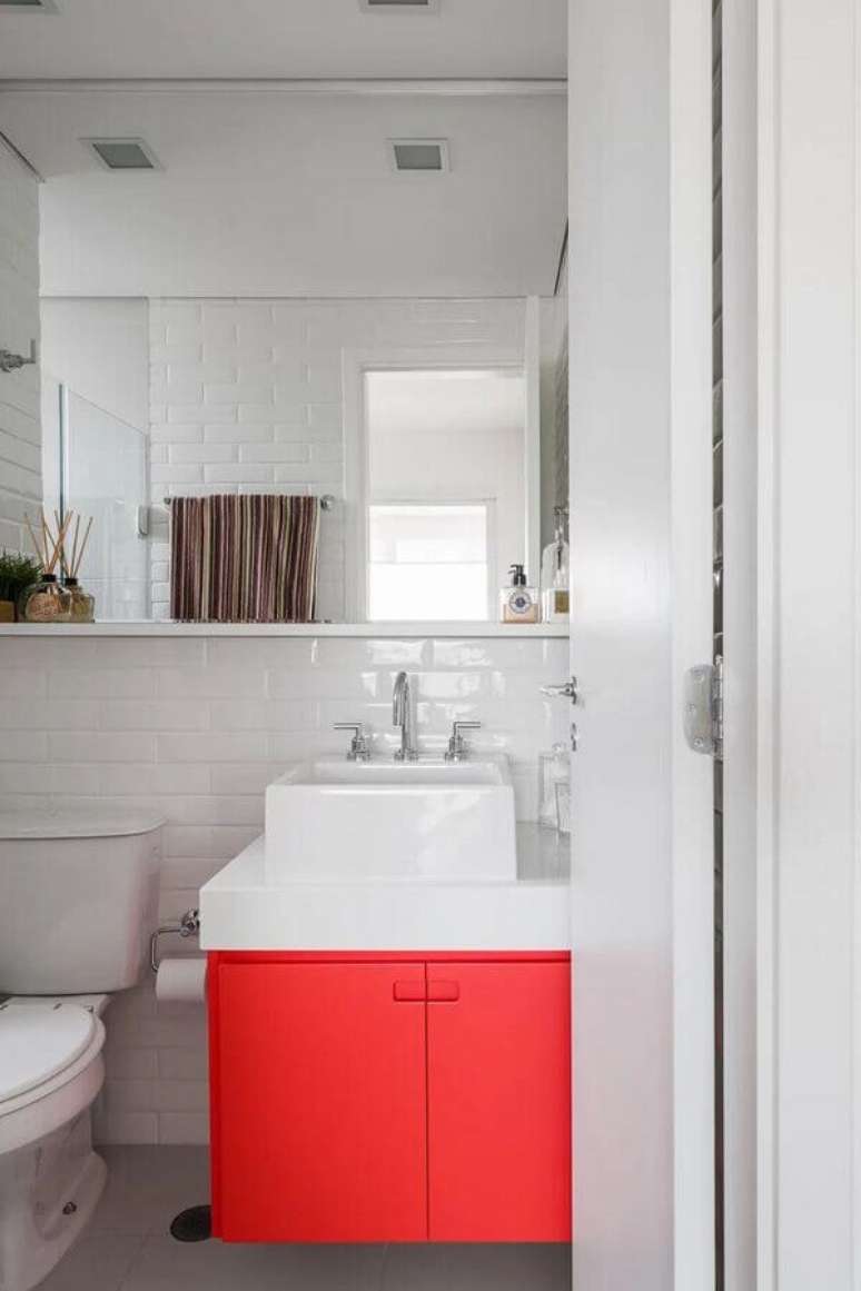 57. Decoração clean com gabinete para banheiro vermelho e branco – Foto: Home Fashion Trend