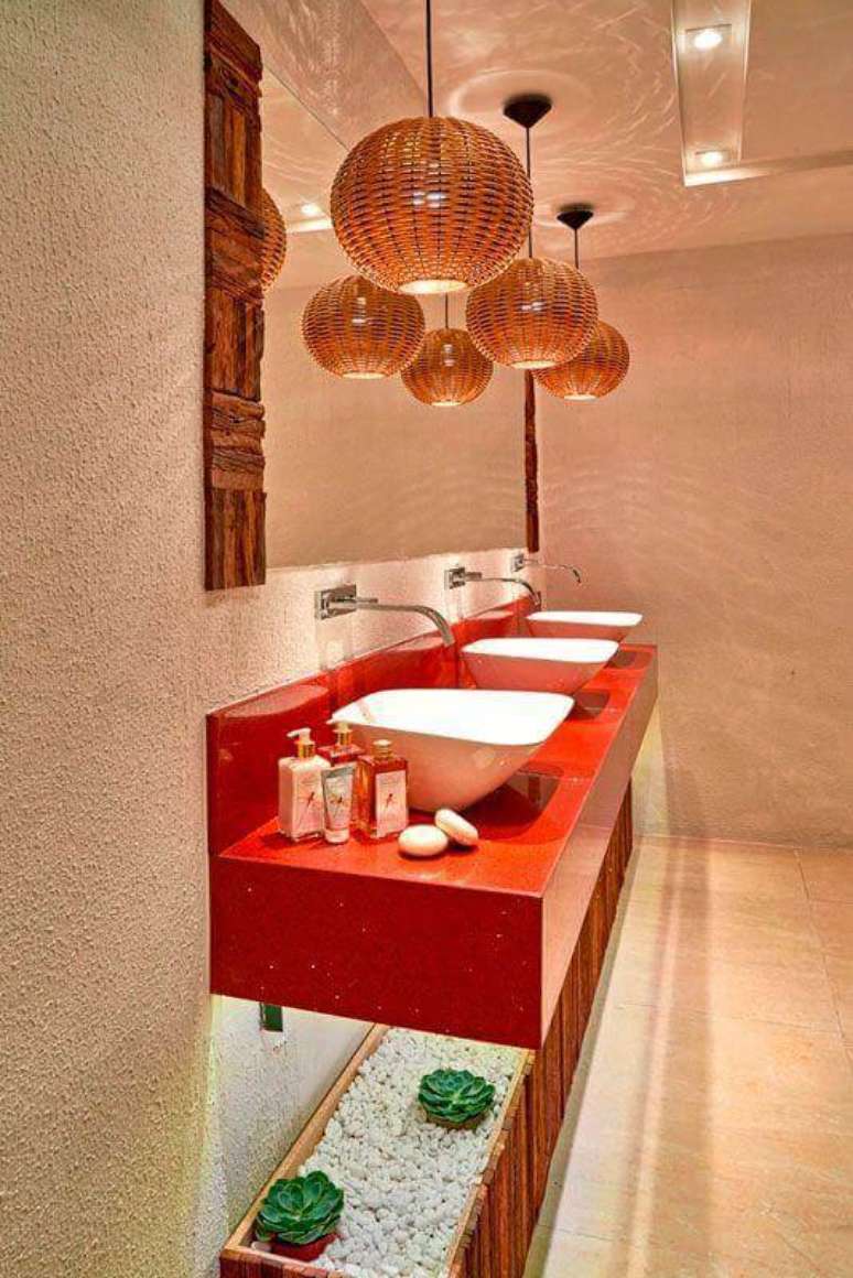 58. Lustre pendente rústico para decoração de bancada de banheiro vermelho – Foto: Casa de Valentina