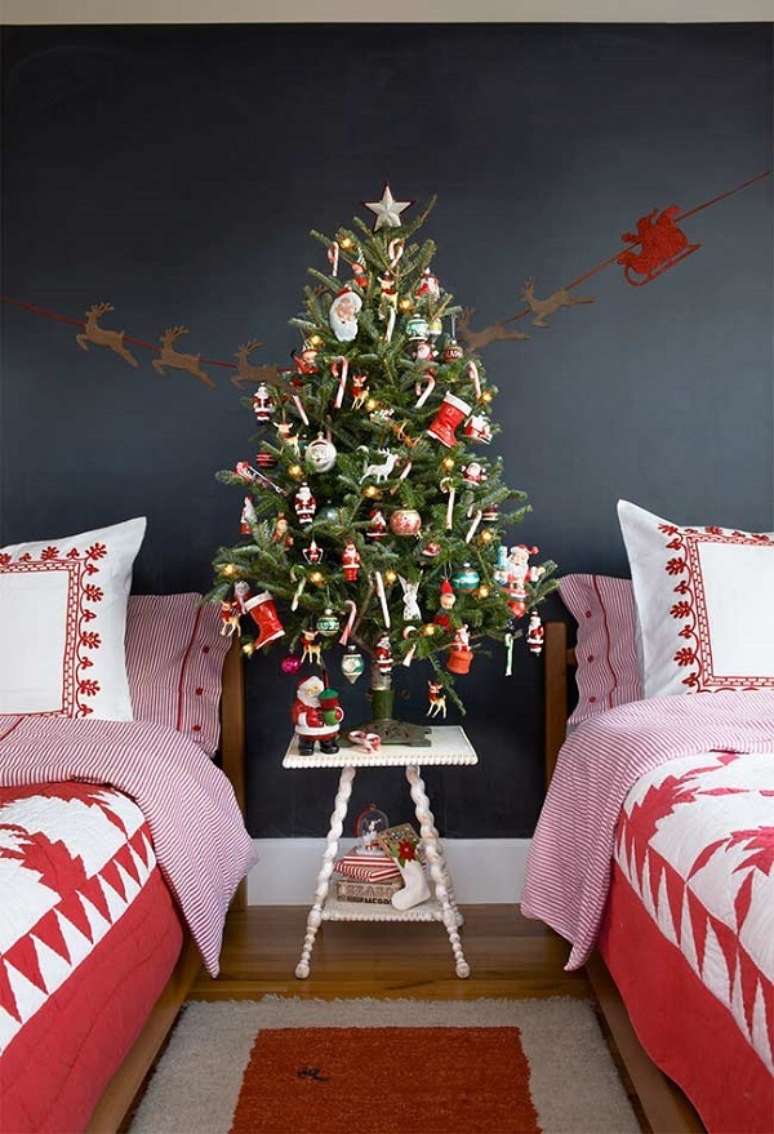 69- O pinheiro de natal foi posicionado dentro do quarto compartilhado. Fonte: Pinterest