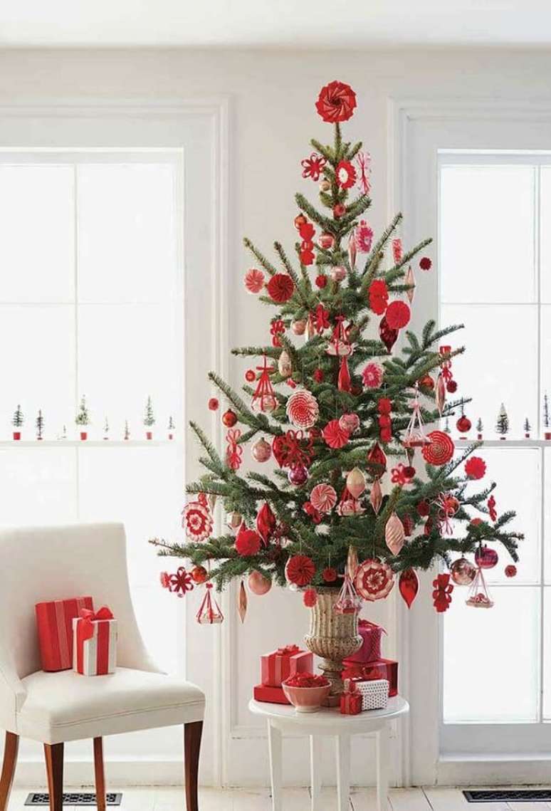 59- O pinheiro de natal para ficar mais alto foi posicionado sobre o banquinho branco. Fonte: Pinterest