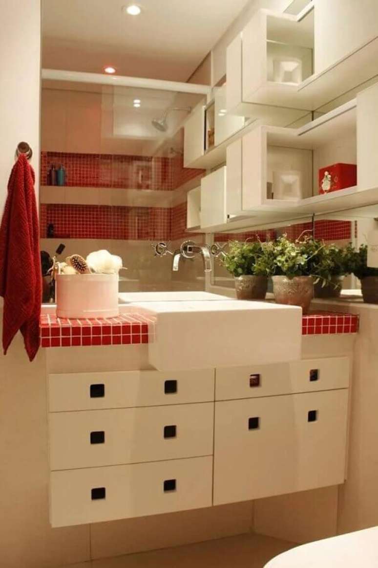 4. Você pode usar o vermelho em apenas alguns detalhes do banheiro decorado – Foto; LX Arquitetura