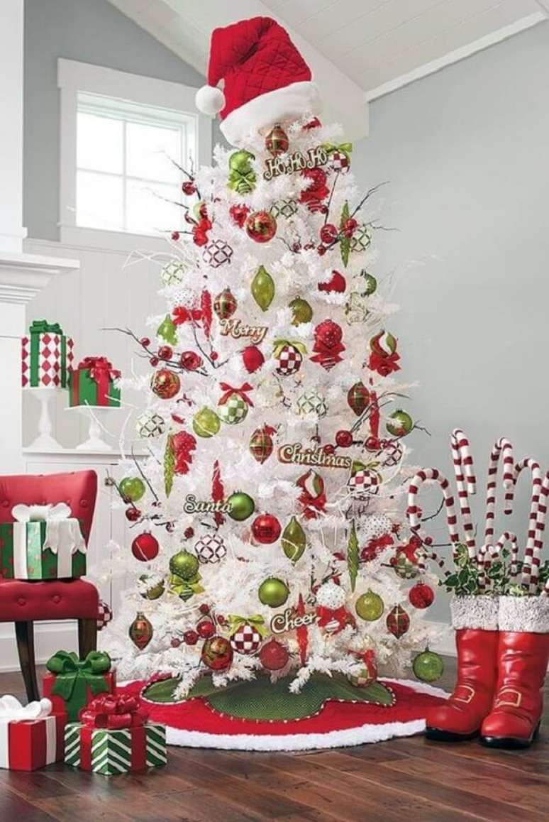 6- Pinheiro de natal branca repleto de enfeites natalinos em tons de vermelho e verde. Fonte: Pinterest