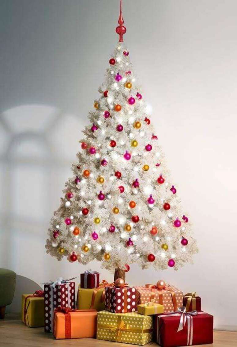 66- O pinheiro de natal branco combina com todos os estilos de decoração. Fonte: Pinterest