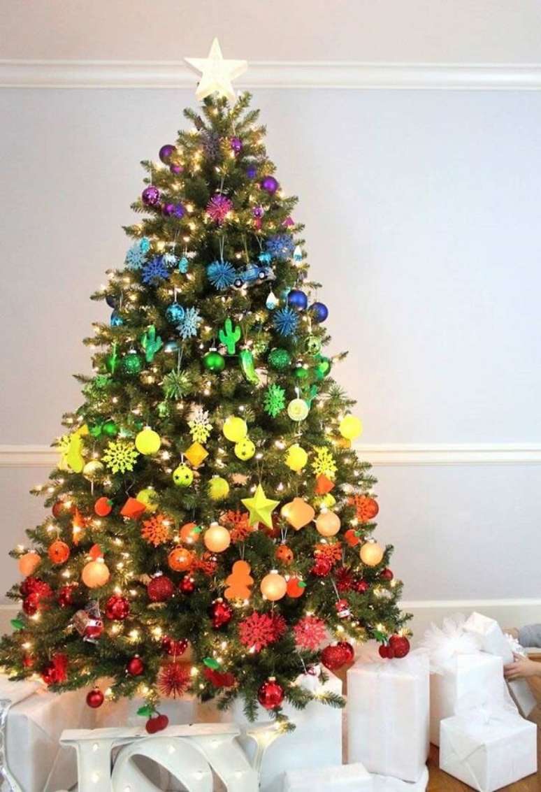 8- Pinheiro de natal com decoração divertida e colorida. Fonte: Pinterest