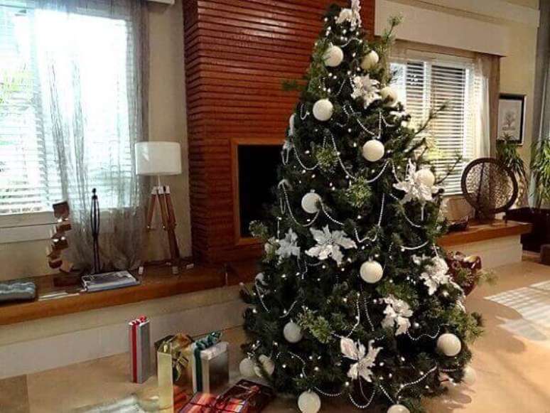 18- O pinheiro de natal foi decorado com enfeites em branco e prateado. Fonte: Casa Mais Interiores