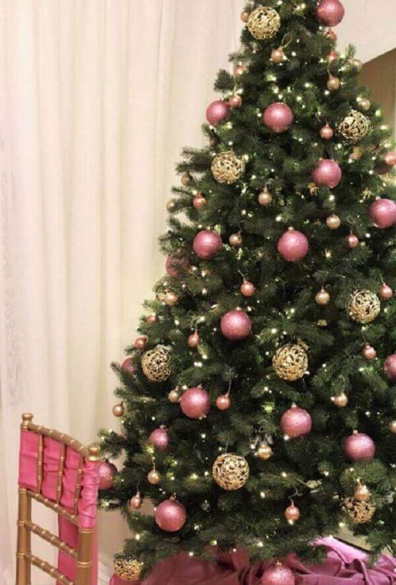 19- No pinheiro de natal as bolas e o encosto de cadeira tem a mesma cor para harmonizar o ambiente. Fonte: Promo Texas Magazine