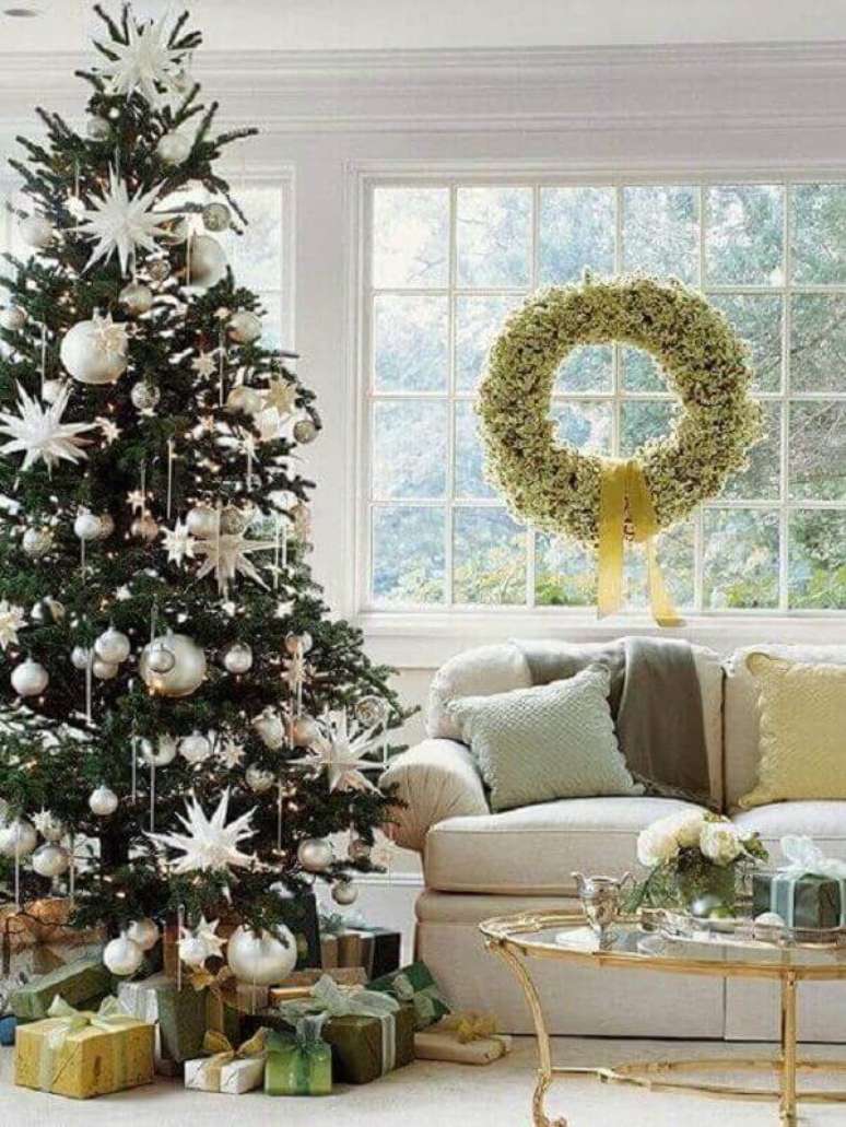 30- Os enfeites do pinheiro de natal combinam com o sofá e o embrulho dos presentes com a guirlanda. Fonte: Pinterest