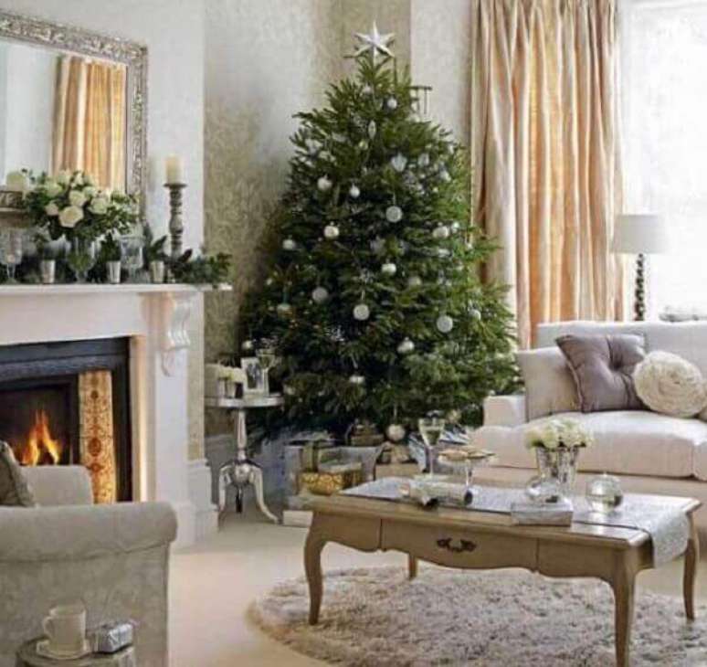 70- O pinheiro de natal grande foi colocado no canto da sala de estar próximo a janela. Fonte: Bonde