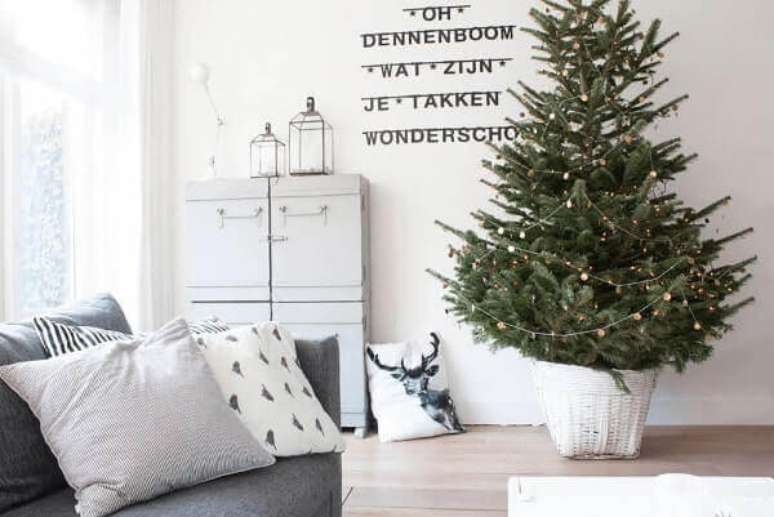 31- O pequeno pinheiro de natal foi enfeitado com min&uacute;sculos adornos. Fonte: Decora&ccedil;&atilde;o Ideal