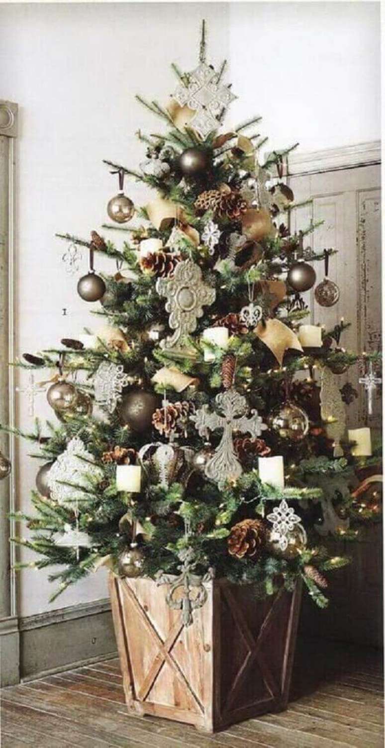 35- O cachepot do pinheiro de natal acompanha a decoração rústica do ambiente. Fonte: Idealista