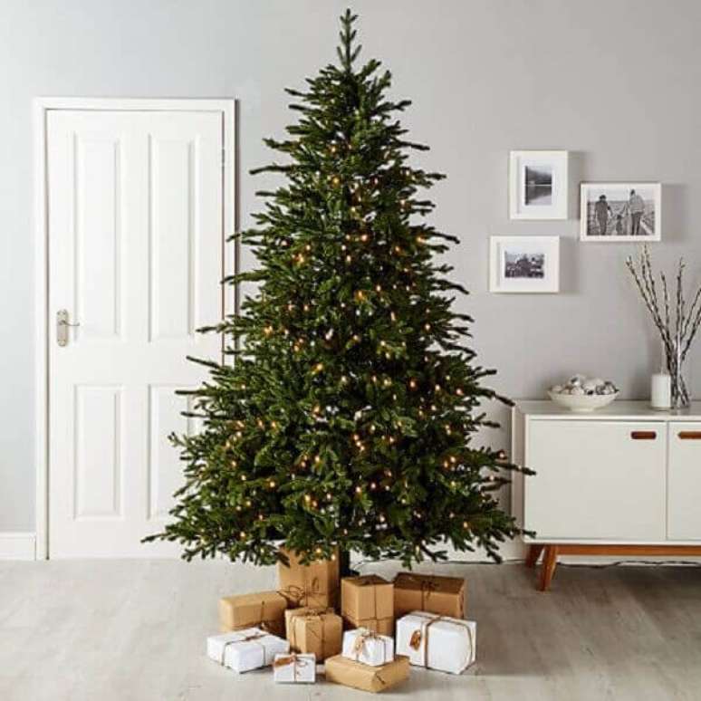 41- O pinheiro de natal tem luzes pisca- pisca e pequenas caixas de presentes. Fonte: Pinterest