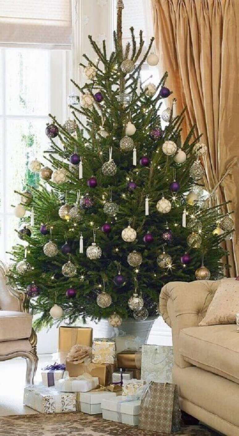 42- O pinheiro de natal natural decora o ambiente fino e requintado. Fonte: Pinterest