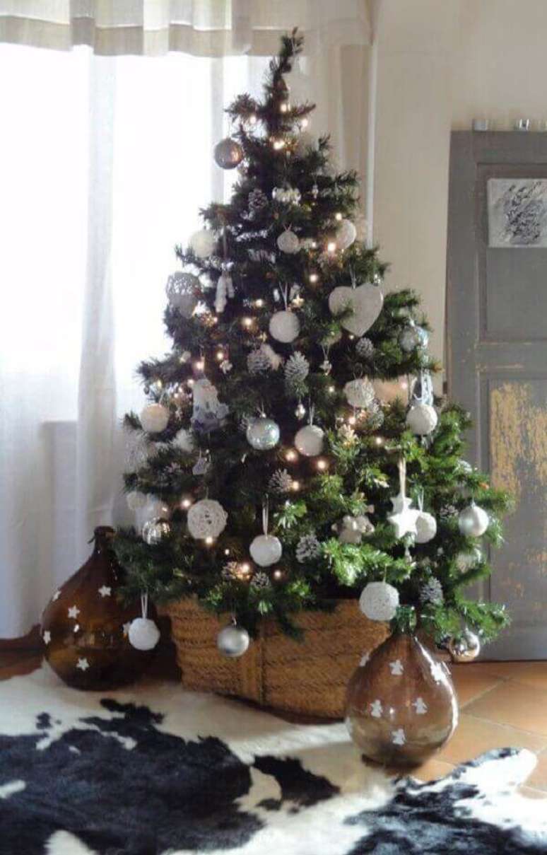 47- Uma cesta de vime foi utilizada como cachepot para pinheiro de natal. Fonte: You pijob