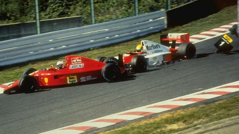 Ayrton acelerou o McLaren Honda e bateu de propósito na traseira da Ferrari de Alain.