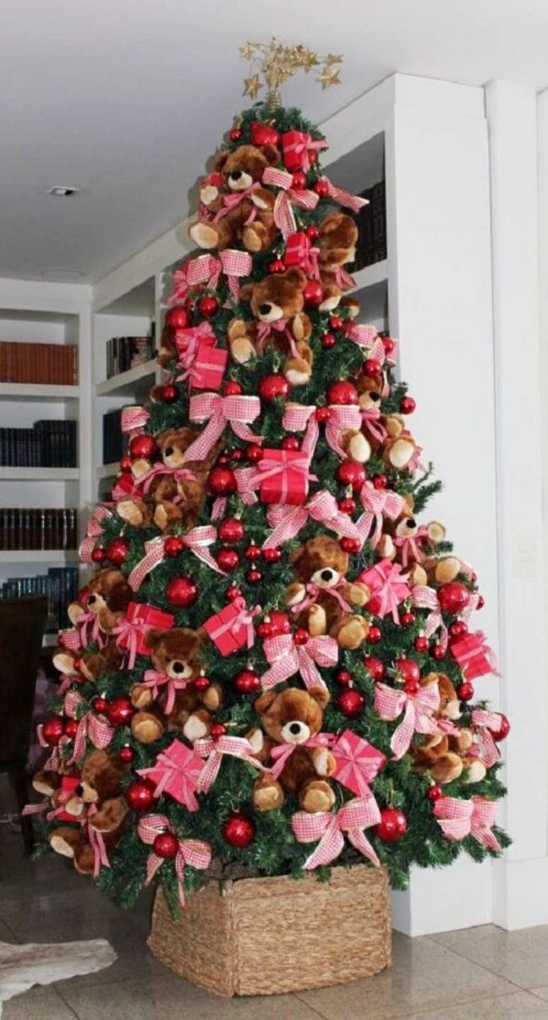 60- Ursinhos fofos decoram o pinheiro de natal. Fonte: Pinterest