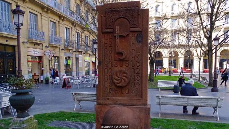 Em San Sebastián, na Espanha, um monumento simboliza os fortes laços entre as comunidades basca e armênia