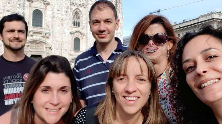 Fide adora viajar com amigos, como Oscar Millet (de camisa listrada)