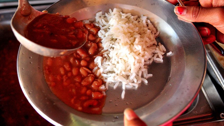 Al&eacute;m da falta de alimentos, pratos brasileiros est&atilde;o com menos arroz e feij&atilde;o e com mais industrializados (que s&atilde;o bem menos nutritivos)
