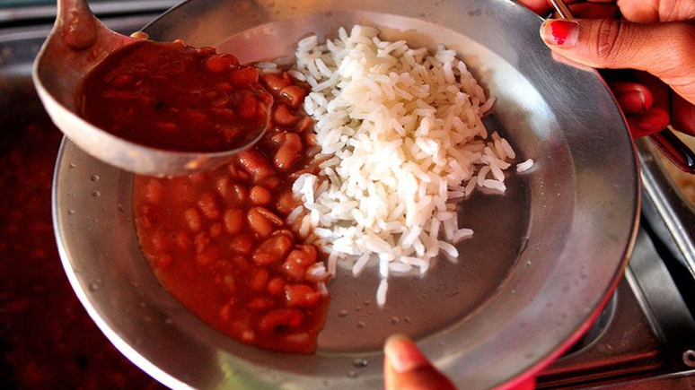 Além da falta de alimentos, pratos brasileiros estão com menos arroz e feijão e com mais industrializados (que são bem menos nutritivos)