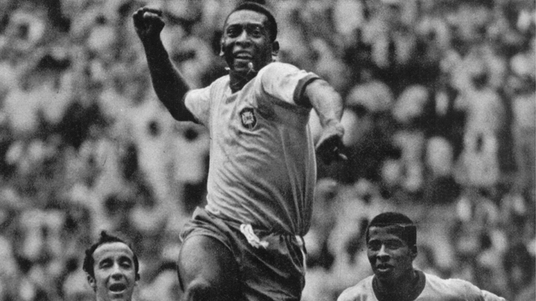 Entre Tostão e Jairzinho, Pelé comemora gol contra a Checoslováquia, com seu famoso "soco no ar", na Copa de 1970. Brasil venceu por 4 a 1