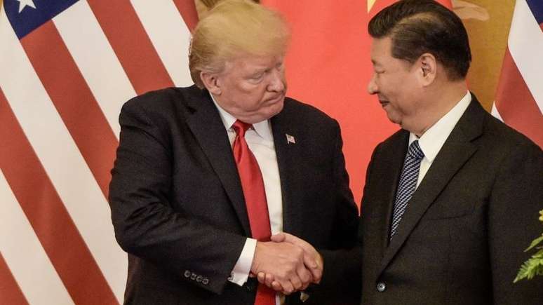 Donald Trump, retratado aqui ao lado do presidente Xi Jinping, apresenta a China como uma ameaça aos EUA