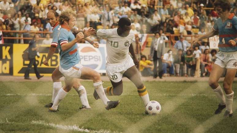 Após 18 anos jogando pelo Santos FC, Pelé foi contratado pelo New York Cosmos por três temporadas em 1975