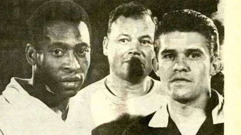 Vel&aacute;zquez (&agrave; direita) expulsou Pel&eacute;, mas em vez disso acabou ele mesmo sendo trocado