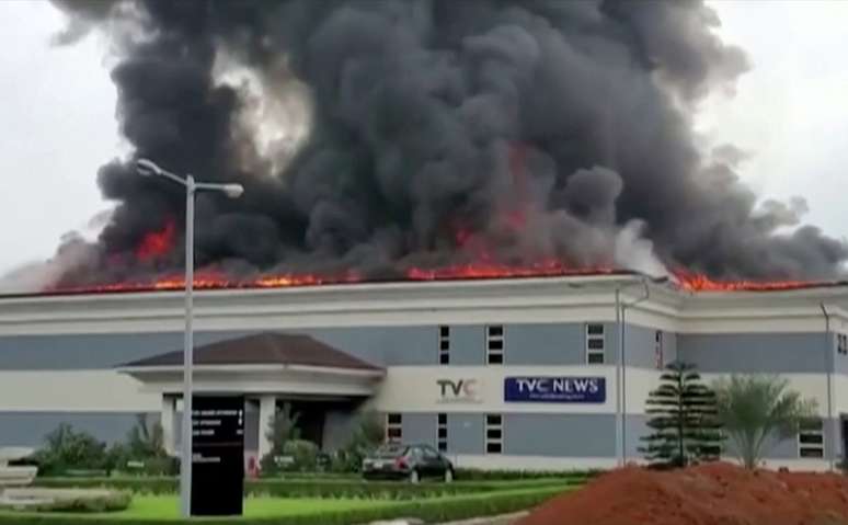 Sede de emissora de TV em chamas em Lagos, na Nigéria
21/10/2020 Reuters TV via REUTERS